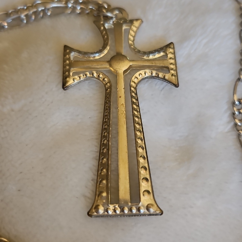 3/$30 Vintage Silvertone Cross Pendant Figaro Chain Necklace - Picture 2 of 4